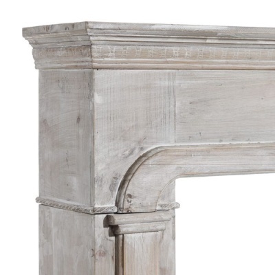 Estrutura de madeira branca envelhecida com entalhe decorativo