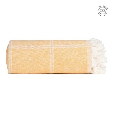 Manta amarela com riscas e franjas brancas, enrolada