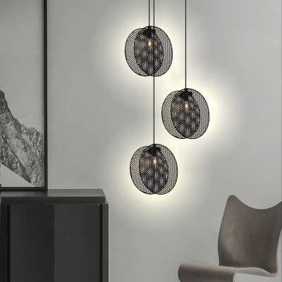 Três candeeiros suspensos de metal preto com padrão de furo circular iluminados