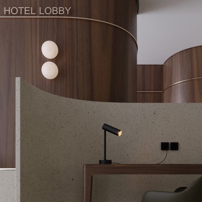 Receção de hotel com parede de madeira curva e secretária com candeeiro