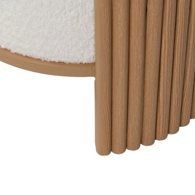 Móvel em madeira com ranhuras verticais e estofado branco felpudo