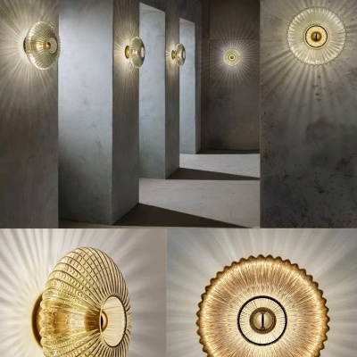 Apliques de parede dourados com vidro texturado e iluminação radial