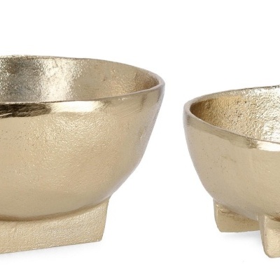 Duas taças decorativas douradas de metal com textura e base quadrada