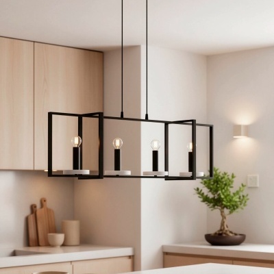 Luminária suspensa preta com quatro lâmpadas numa cozinha moderna clara