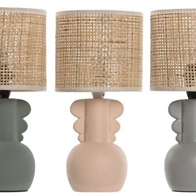 Três candeeiros de mesa coloridos com abajures de tecido cor de juta
