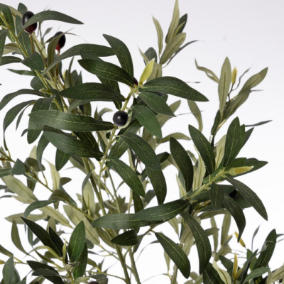 Ramo artificial de oliveira com folhas verdes e azeitonas pretas