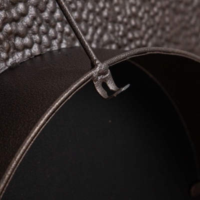 Relógio de parede metálico castanho com superfície texturizada e fundo preto