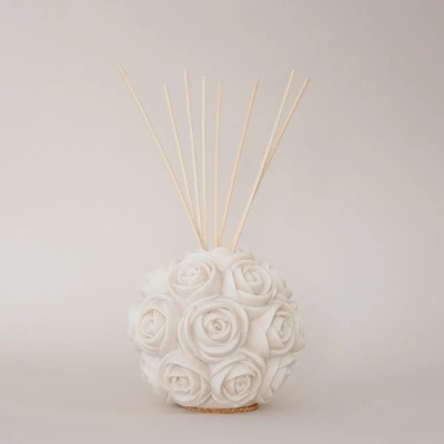 Difusor de ambiente com sticks de madeira e base decorada com flores brancas