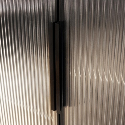 Portas de armário com vidro canelado e puxadores pretos