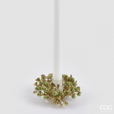 Castiçal transparente com decoração dourada e verde e vela branca.