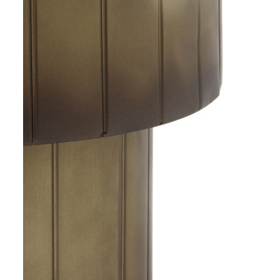 Candeeiro de mesa dourado em metal com nervuras verticais.
