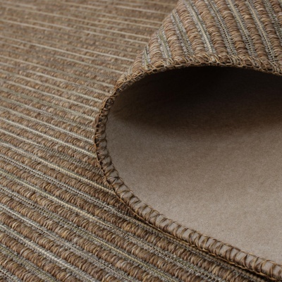 Tapete castanho riscado com bordas cosidas