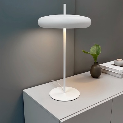 Candeeiro de mesa branco moderno sobre móvel branco com vaso e livros