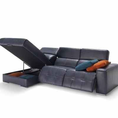 Sofá chaise longue azul escuro com chaise que levanta e almofadas coloridas