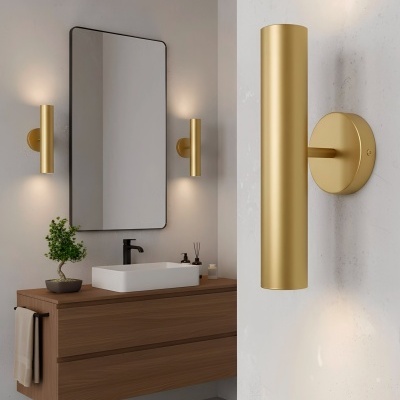 Casa de banho moderna com iluminação dourada, banca de madeira, pia branca e espelho retangular