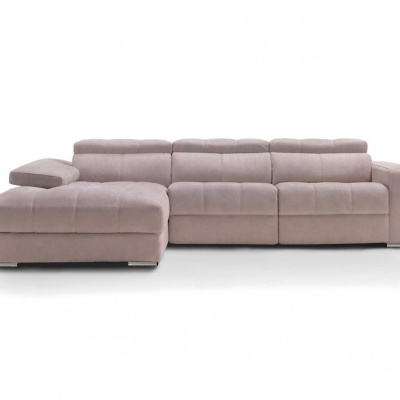 Sofá chaise longue rosa claro com estofos acolchoados.
