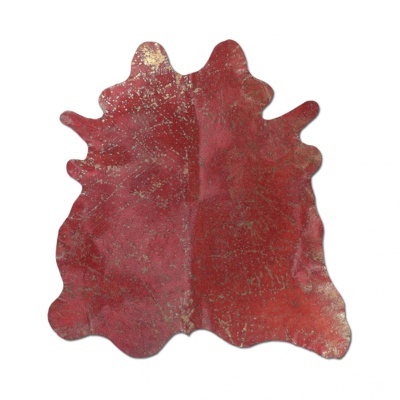 Tapete de pele vermelho e dourado com formato irregular