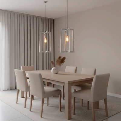 Sala de jantar com mesa de madeira clara e seis cadeiras bege, lâmpadas pendentes brancas e vaso branco com ramos secos.