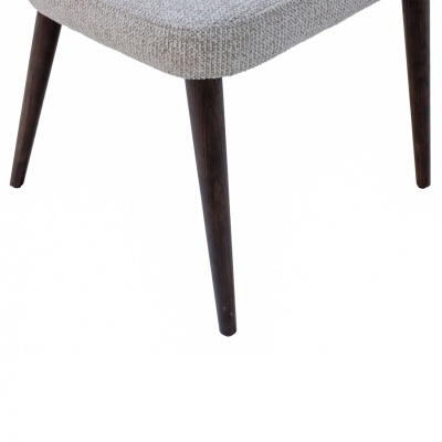 Pé de cadeira de madeira escura com assento estofado cinzento claro