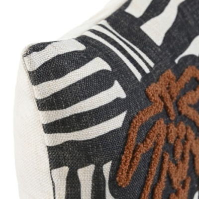 Almofada com padrão preto e branco e bordado castanho