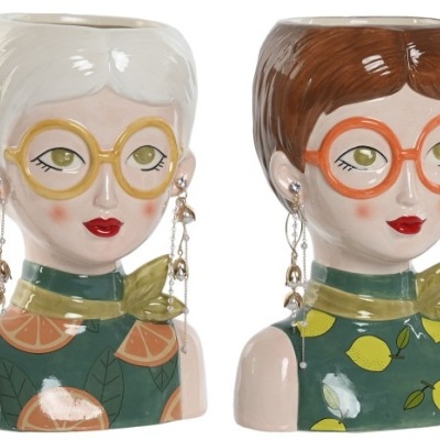 Dois vasos cerâmicos em forma de busto feminino, com óculos grandes, padrões de frutas e brincos.