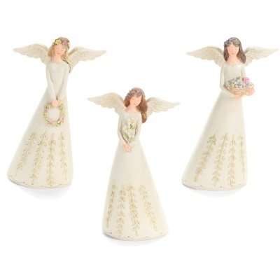 Três estatuetas decorativas de anjos brancos com coroas de flores e túnicas com padrões de folhas verdes.
