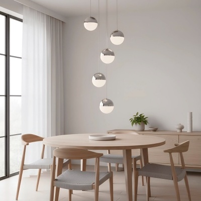 Sala de jantar com mesa redonda e cadeiras de madeira clara, luminária suspensa com cinco globos metálicos.