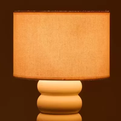 Candeeiro de mesa com base branca e abat-jour bege