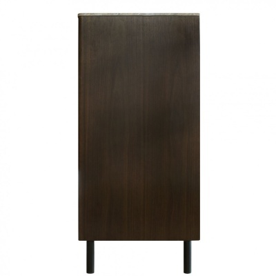 Armário alto de madeira escura com pernas pretas