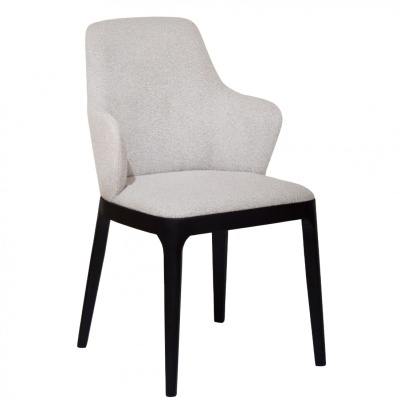 Cadeira estofada com pernas de madeira escura e tecido bege claro