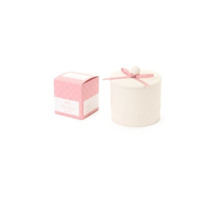 Embalagem rosa quadrada e recipiente redondo branco com laço rosa