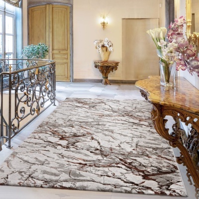 Tapete abstrato em tons cinza, branco e castanho num salão com móveis de madeira trabalhada e flores em vasos