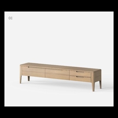 Móvel TV em madeira clara com três gavetas e pernas finas