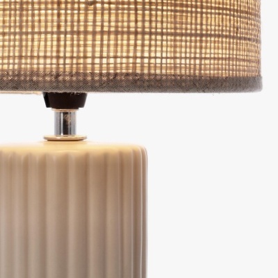 Abajur bege com base canelada e cúpula xadrez