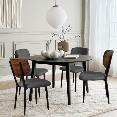 Mesa de jantar redonda preta com quatro cadeiras cinza e madeira escura