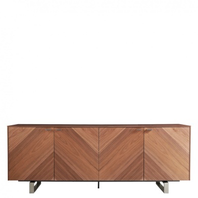 Aparador de madeira com portas em padrão chevron e pés metálicos