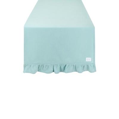 Passadeira de mesa azul claro com folhos e etiqueta branca