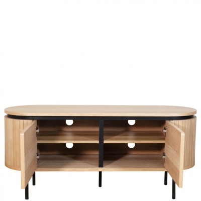 Móvel baixo de madeira clara com portas abertas e prateleiras internas