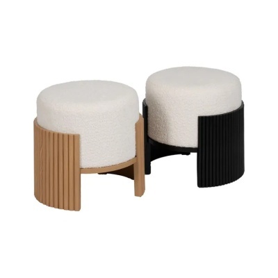 Dois pufes redondos com estrutura de madeira nas cores clara e preta e assento branco texturizado