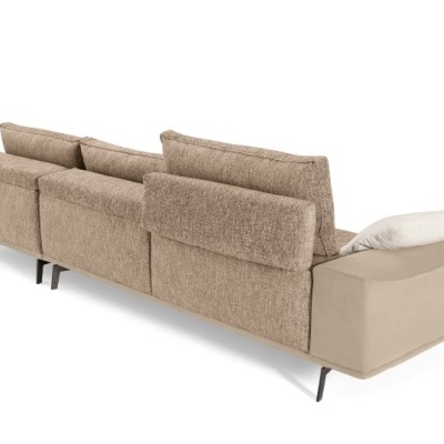 Sofá modular castanho claro e bege com almofada branca