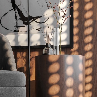 Mesa lateral redonda em madeira castanha com base preta e acessórios decorativos