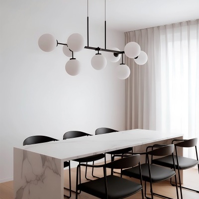 Mesa de jantar em mármore sintético com cadeiras pretas e candeeiro suspenso de globos brancos