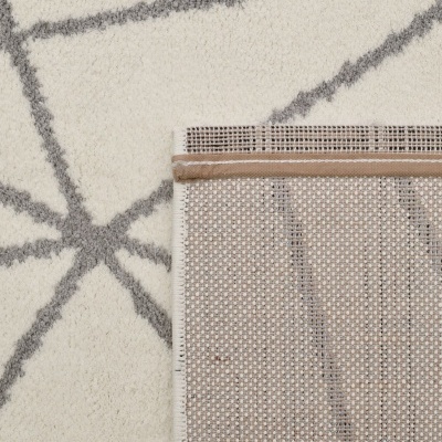 Tapete creme com padrão geométrico cinza e vista da parte traseira.