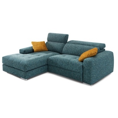 Sofá chaise longue em tecido azul esverdeado com duas almofadas amarelas