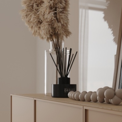 Aparador com decoração minimalista e vaso transparente com ramos secos