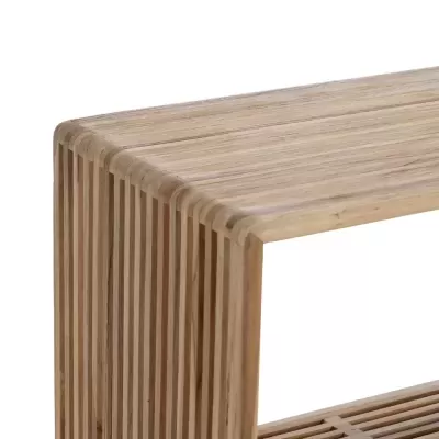 Mesa de madeira clara com ripas verticais e bordas arredondadas