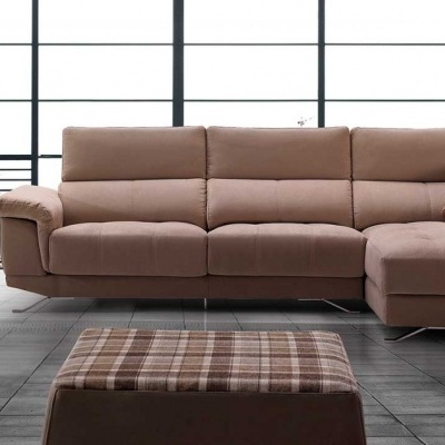 Conjunto de estofos castanhos com almofada xadrez numa sala moderna com candeeiro de pé