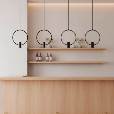 Bar minimalista em madeira clara com candeeiros pendurados em círculos pretos