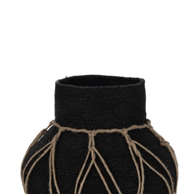 Cesto preto trançado com cordas castanhas em padrão geométrico