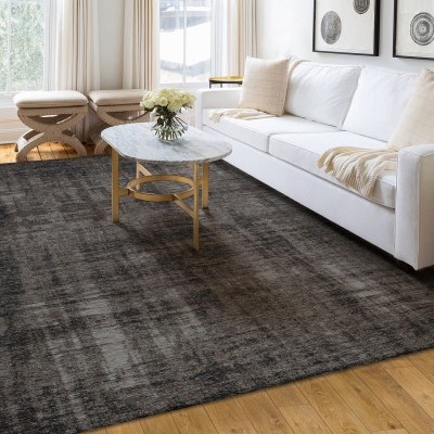 Tapete cinzento escuro com mesa de mármore e sofá branco numa sala iluminada